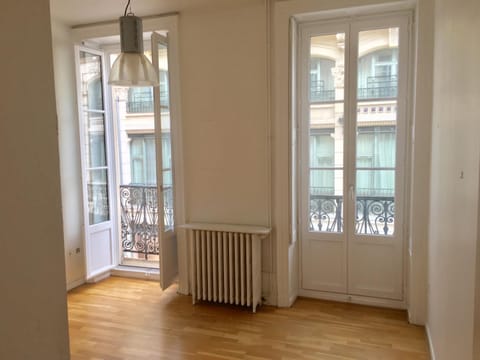 Saint-Louis : Saint-Étienne appart de 125 m2 centre-ville 4 chambres,4 lits king size Apartment in Saint-Étienne