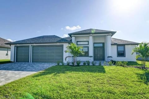 Newly built Villa Ballerina with heated pool and incredible view into beautiful Arrowheadcanal Villa in Cape Coral
