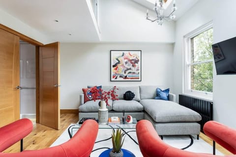 Vibrant Urban Escape, Family Friendly - Sleeps 7! Apartment in London Borough of Southwark