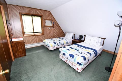 Cabin w/ Jacuzzi, W&D, Pool, Fitness, Lake & More. Haus in Middle Smithfield