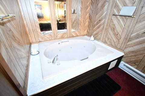 Cabin w/ Jacuzzi, W&D, Pool, Fitness, Lake & More. Maison in Middle Smithfield