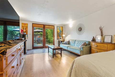 Private Studio City Guest House Bed and Breakfast in Studio City