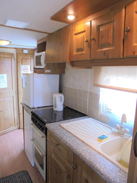 Kitchen or kitchenette, minibar, pet friendly, stove