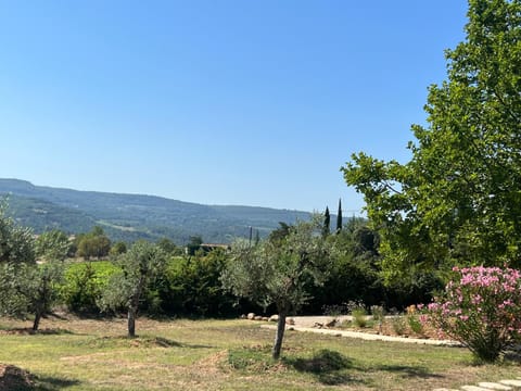 Proche Roussillon Luberon villa avec vue, piscine chauffée et climatisation House in Bonnieux