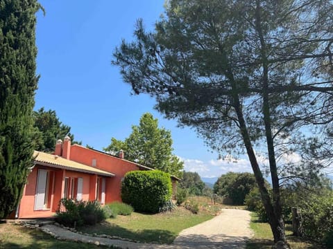 Proche Roussillon Luberon villa avec vue, piscine chauffée et climatisation House in Bonnieux