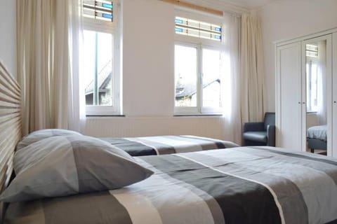 Property building, Nearby landmark, Bed, Photo of the whole room, Bedroom