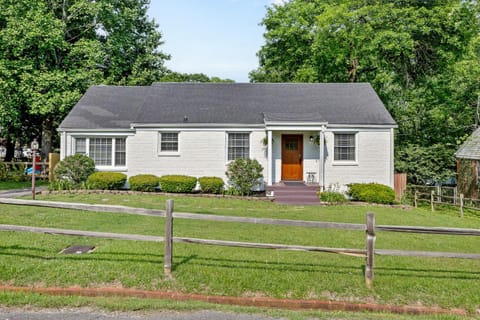 Neighborhood Retreat, Large Yard, Fire Pit House in East Nashville