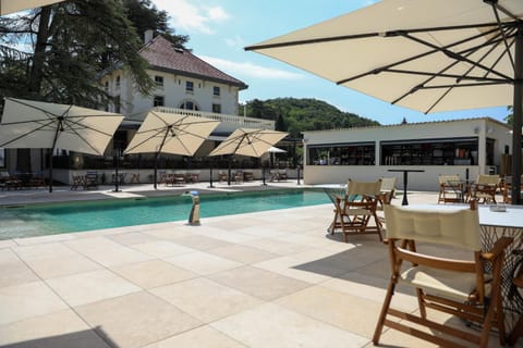 Property building, Patio, Restaurant/places to eat, Day, Balcony/Terrace, Pool view, Swimming pool, Swimming pool, sunbed