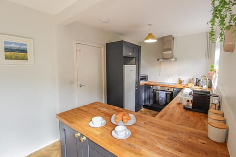 Kitchen or kitchenette, Dining area, dishwasher, minibar, pet friendly, stove, toaster