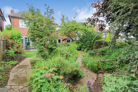 Property building, Day, Natural landscape, Garden, Garden view