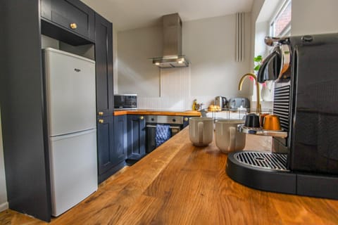 Coffee/tea facilities, Dining area, dishwasher, minibar, oven, pet friendly, stove, toaster