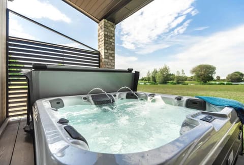 Stunning 3 Bed Lodge, Log Burner & Hot Tub with Lake View - Lakeside Lodge Condo in Purbeck District