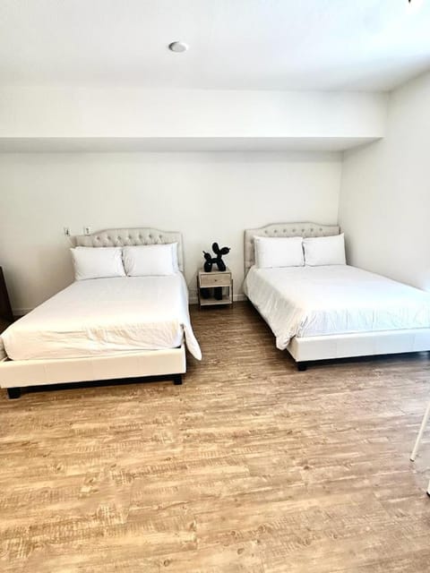 Studios Universal 10 min drive FREE parking and WIFI Condo in Hollywood