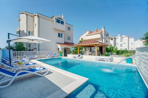 Swimming pool, Swimming pool