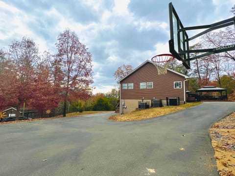 Rustic Hideaway! House in Sevierville