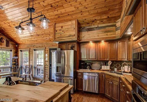 Rustic Hideaway! House in Sevierville