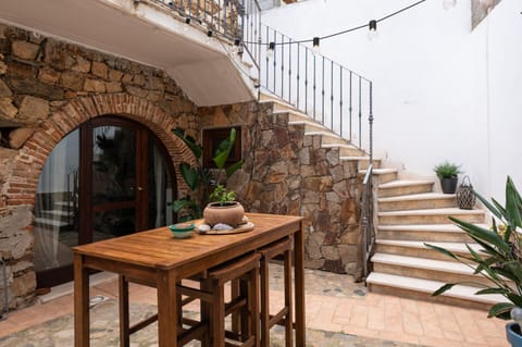 Patio, Seating area, Dining area, Inner courtyard view