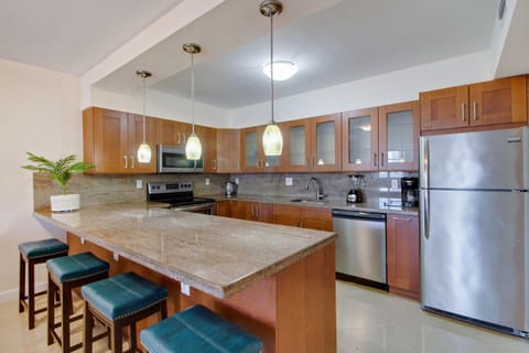 Kitchen or kitchenette, Dining area, dishwasher, minibar, pet friendly, stove