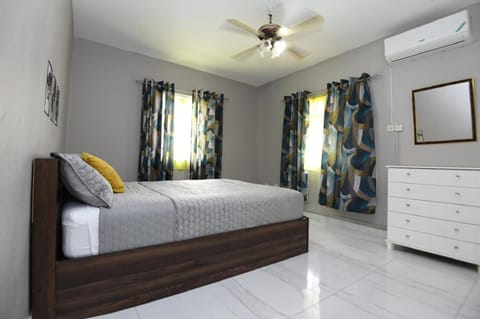 Cozy 2 bedroom Townhouse in gated community, KGN8 Newly installed solar hot water system House in Kingston