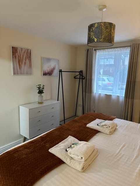 Orange Lilly In Stroud With Free Parking Apartment in Stroud