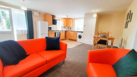 Orange Lilly In Stroud With Free Parking Condo in Stroud