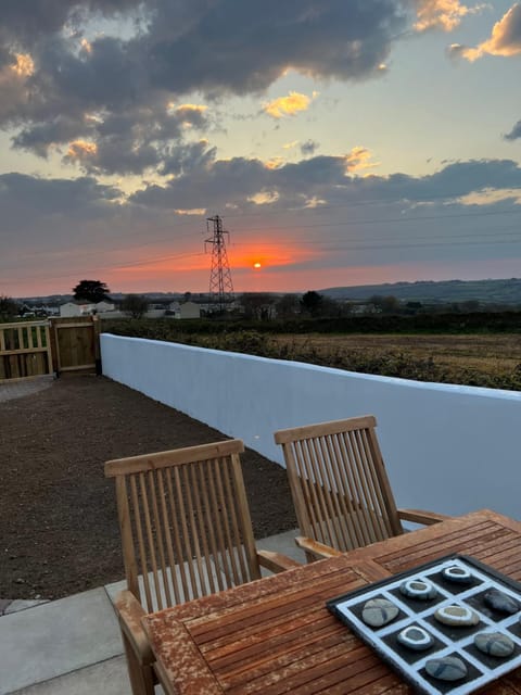 Patio, Natural landscape, Garden, View (from property/room), Balcony/Terrace, Dining area, Sunset