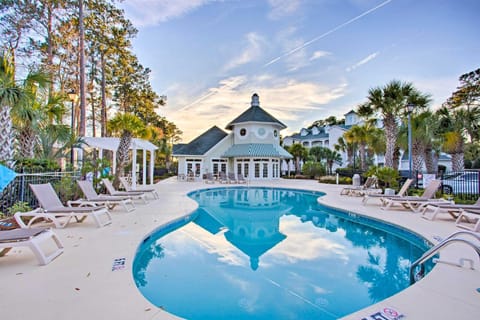 Serene Myrtle Beach Condo with Community Pool! Condominio in Carolina Forest