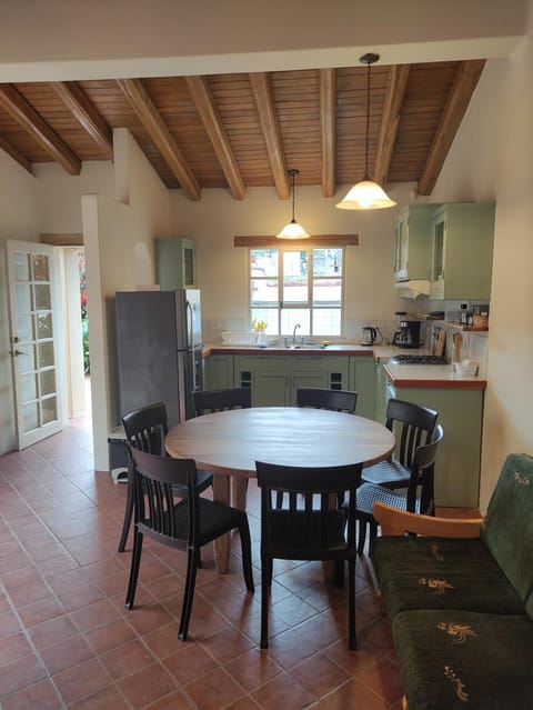 Kitchen or kitchenette, Dining area, pet friendly, stove