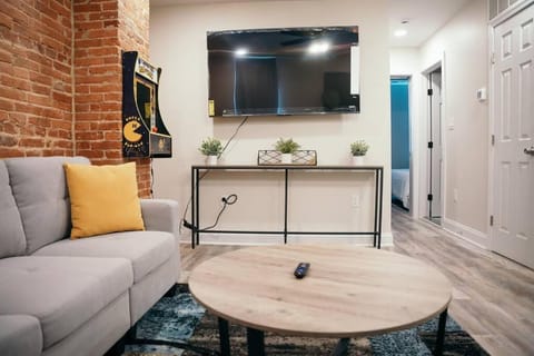 Sleek and Cozy Micro Fells Point Residence! Condominio in Baltimore