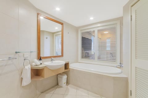 Quiet Hotel Room in Mantra Salt Beach by uHoliday Apartamento in Kingscliff