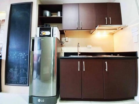 Studio Type w/ City view + Free WiFi and Netflix Apartment in Makati