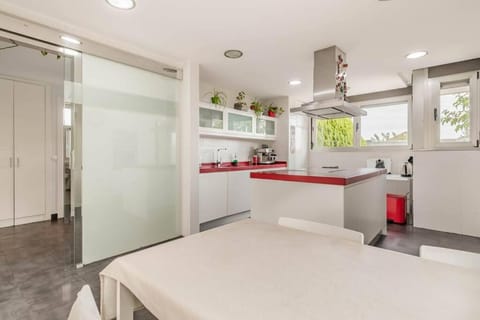 Kitchen or kitchenette, Dining area, minibar, pet friendly