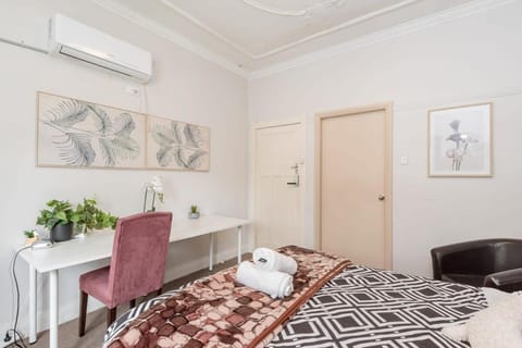 Private Ensuite Queen room near Sydney Airport House in Mascot