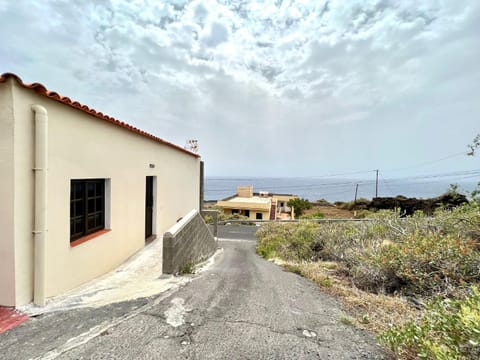 Casa de 2 dormitorios con bonitas vistas a Oceano Atlantico, cerca de Playa De Timijiraque House in El Hierro