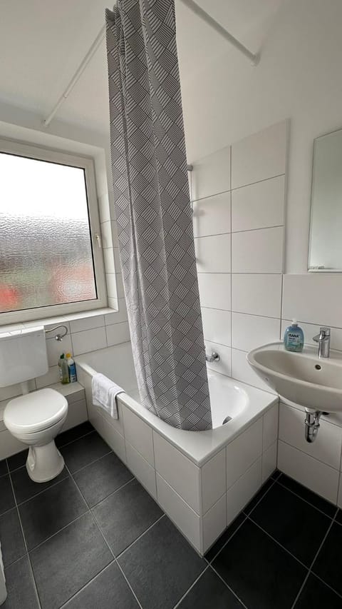 3-Zimmer Monteurwohnung mit Balkon Condo in Neumünster