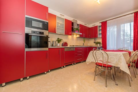 Kitchen or kitchenette, Dining area, dishwasher, minibar, pet friendly, stove, toaster