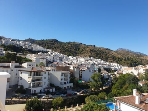 Nearby landmark, Day, Neighbourhood, Natural landscape, City view, Street view