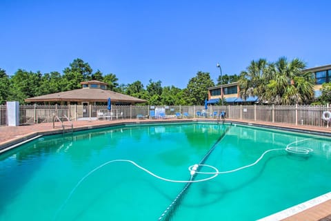 Gulf Breeze Escape with Patio and Community Pool! Copropriété in Gulf Breeze