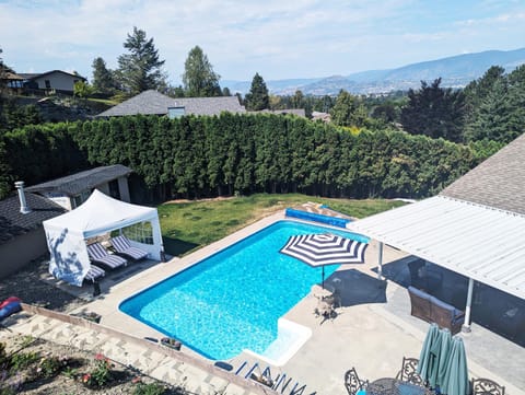 Central 2 BdR 1 + 1 Bath + Heated Salt Pool + HT Appartamento in Kelowna