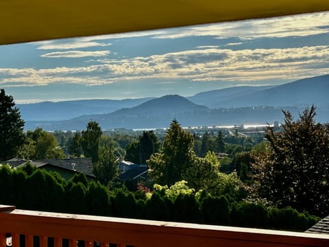 Central 2 BdR 1 + 1 Bath + Heated Salt Pool + HT Apartamento in Kelowna