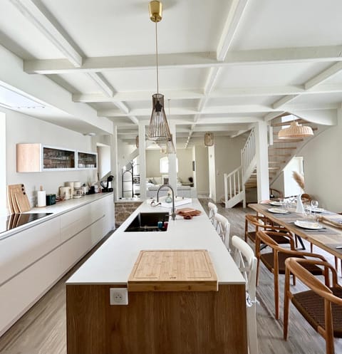 Kitchen or kitchenette, Dining area, pet friendly, stove, washing machine