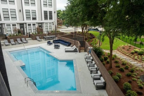 Townhouse in Uptown King Bed-Wi-Fi-Free Parking-Pool Condo in Charlotte