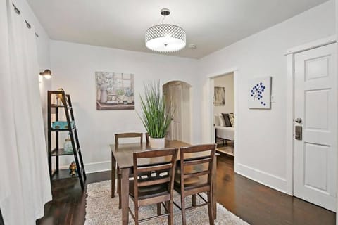 Explore Chicago from Modern Apartment-FREE Parking Condo in Chicago