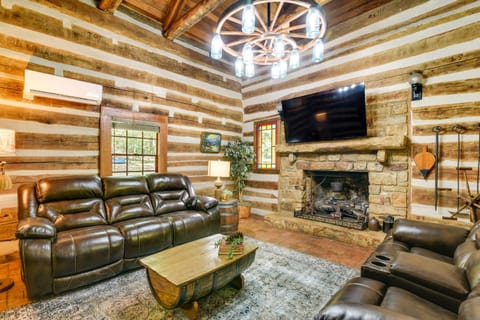 Glasgow Getaway with Patio, Fireplace and Grill! House in Barren River Lake