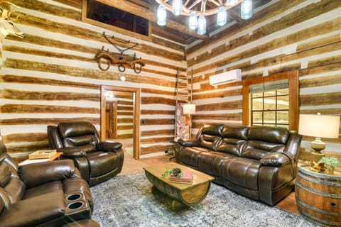 Glasgow Getaway with Patio, Fireplace and Grill! Haus in Barren River Lake
