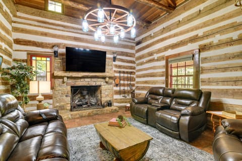 Glasgow Getaway with Patio, Fireplace and Grill! Maison in Barren River Lake
