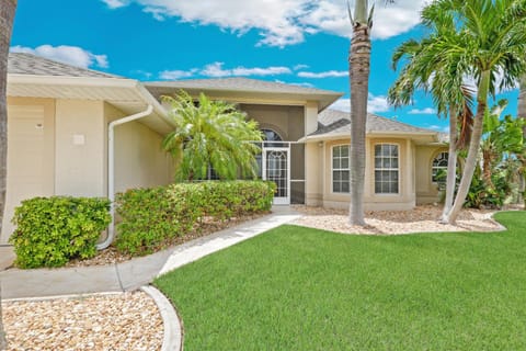 Charming and Peaceful Waterfront Vacation Retreat, Villa Dolphin Sight Villa in Cape Coral