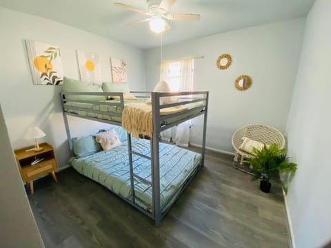 311 3BR SixFlag Zoo DoSeum River Walk SAT airport Villa in San Antonio