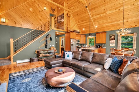 Ski Chalet 6 min to Sunday River - Hot Tub, Home Theater, Game Room, Fire Pit - Sleeps 12 Haus in Newry