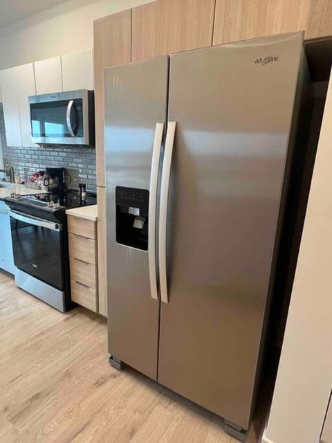 Modern Queen Bed & Twin Futon Studio with WiFi, Kitchen, Washer, and Dryer Condo in Charlotte